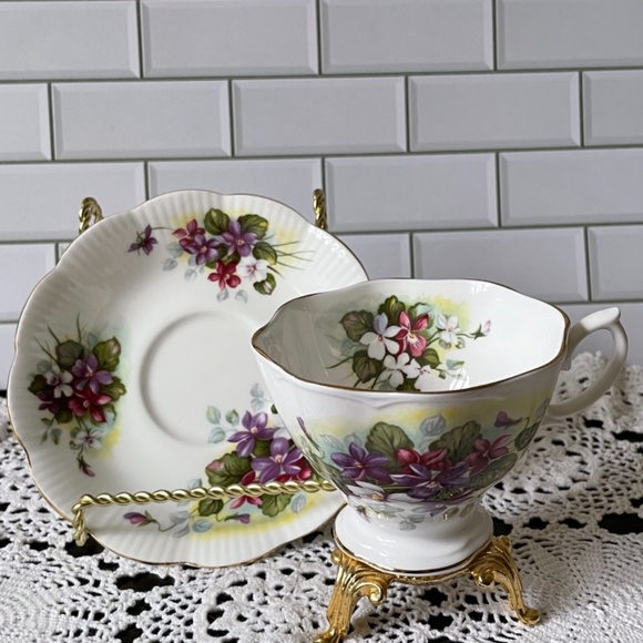 Royal Albert Bone China / Violets, purples and white flowers with green leaves - Picture 5 of 12